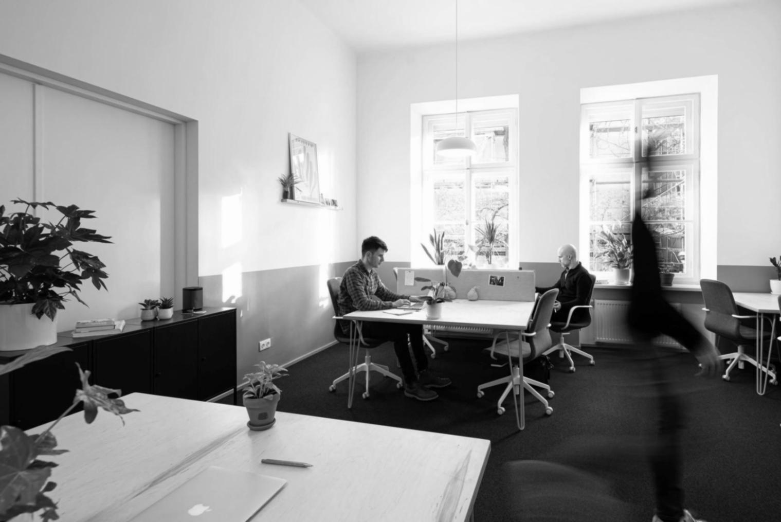 Workshop-Teilnehmer arbeiten gemeinsam an Budgetplanung